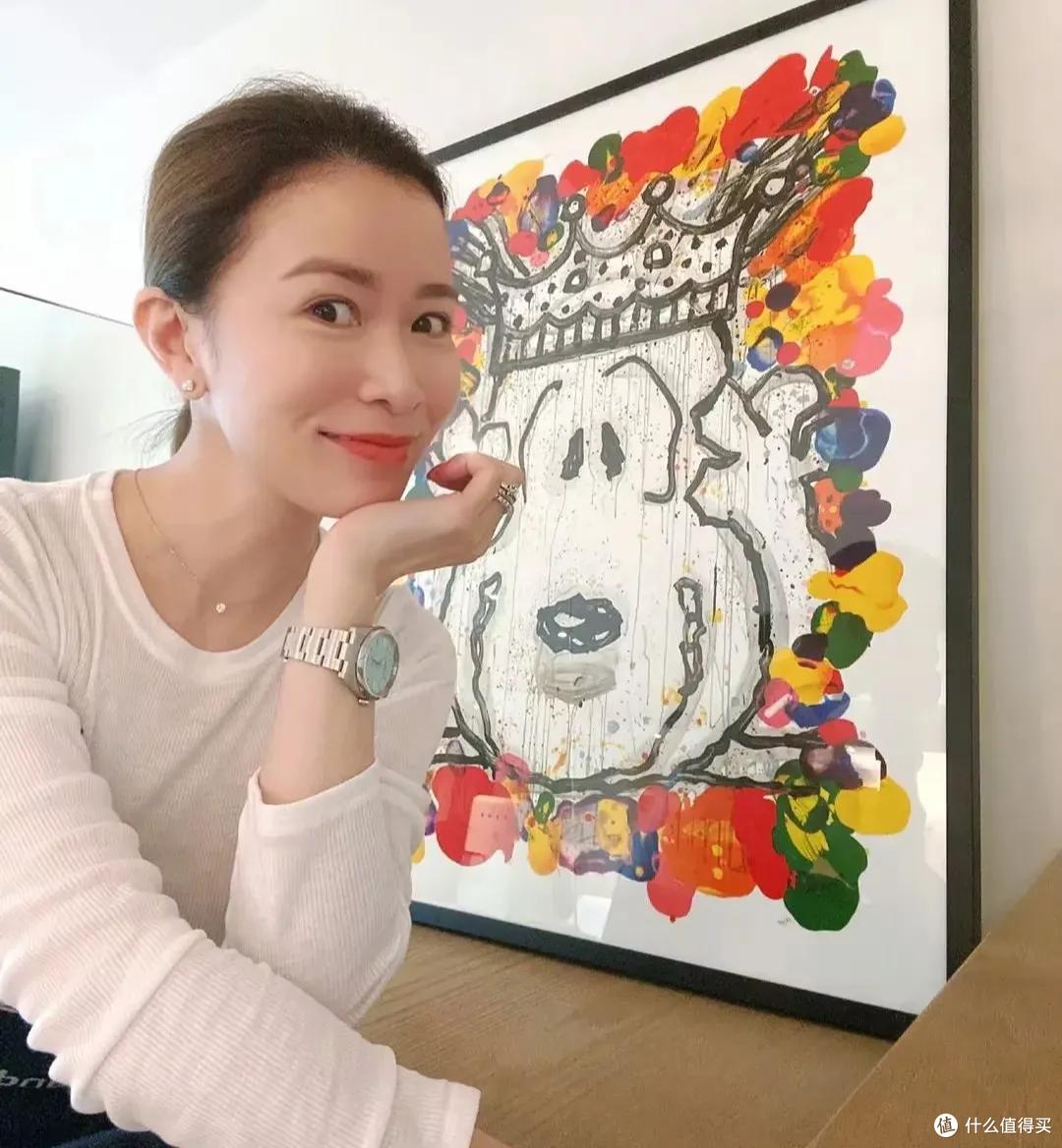 49岁佘诗曼身价过亿，却独居客厅仅10㎡的小破屋，网友：难以置信
