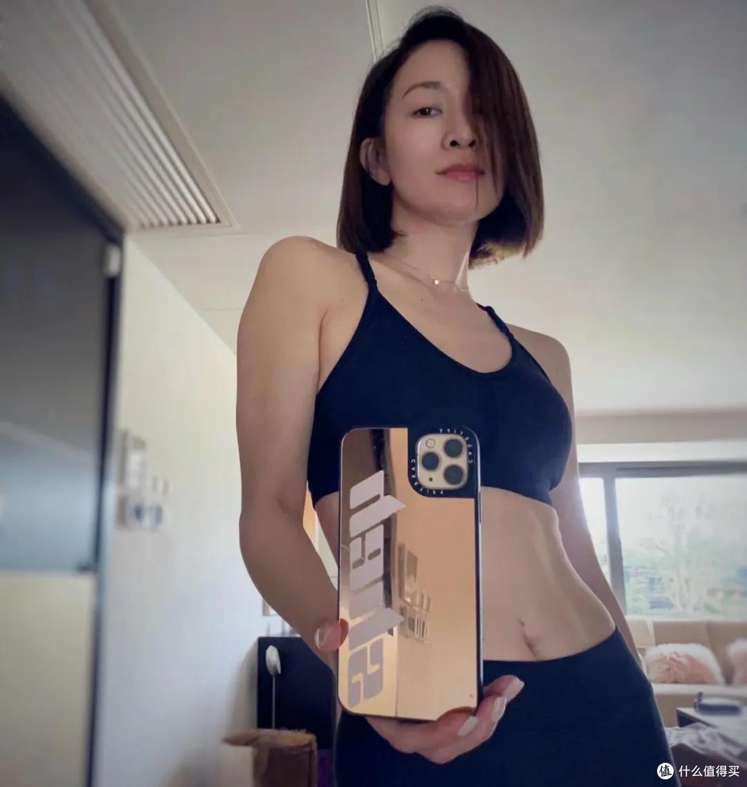 49岁佘诗曼身价过亿，却独居客厅仅10㎡的小破屋，网友：难以置信