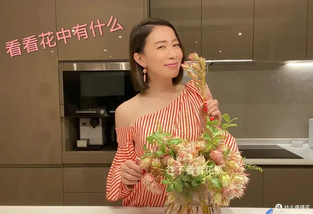 49岁佘诗曼身价过亿，却独居客厅仅10㎡的小破屋，网友：难以置信