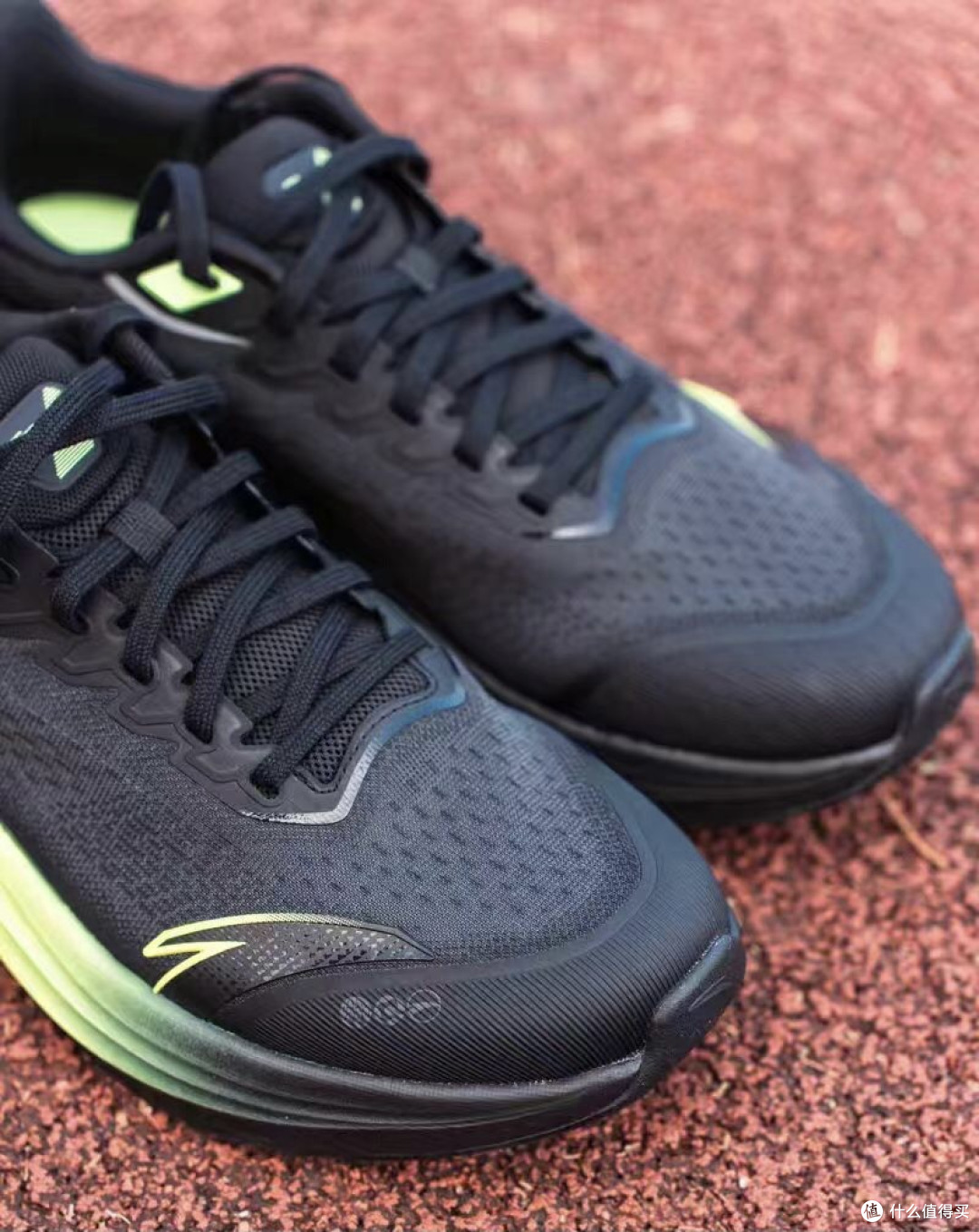 安踏毒刺6代:缓震回弹专业跑鞋