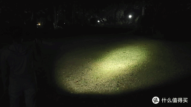 菲尼克斯 TK17 战术手电:暗夜中的光芒利刃
