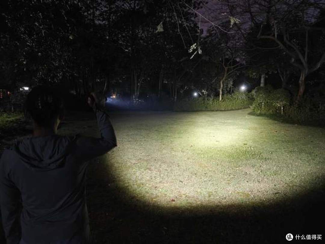 菲尼克斯 TK17 战术手电:暗夜中的光芒利刃