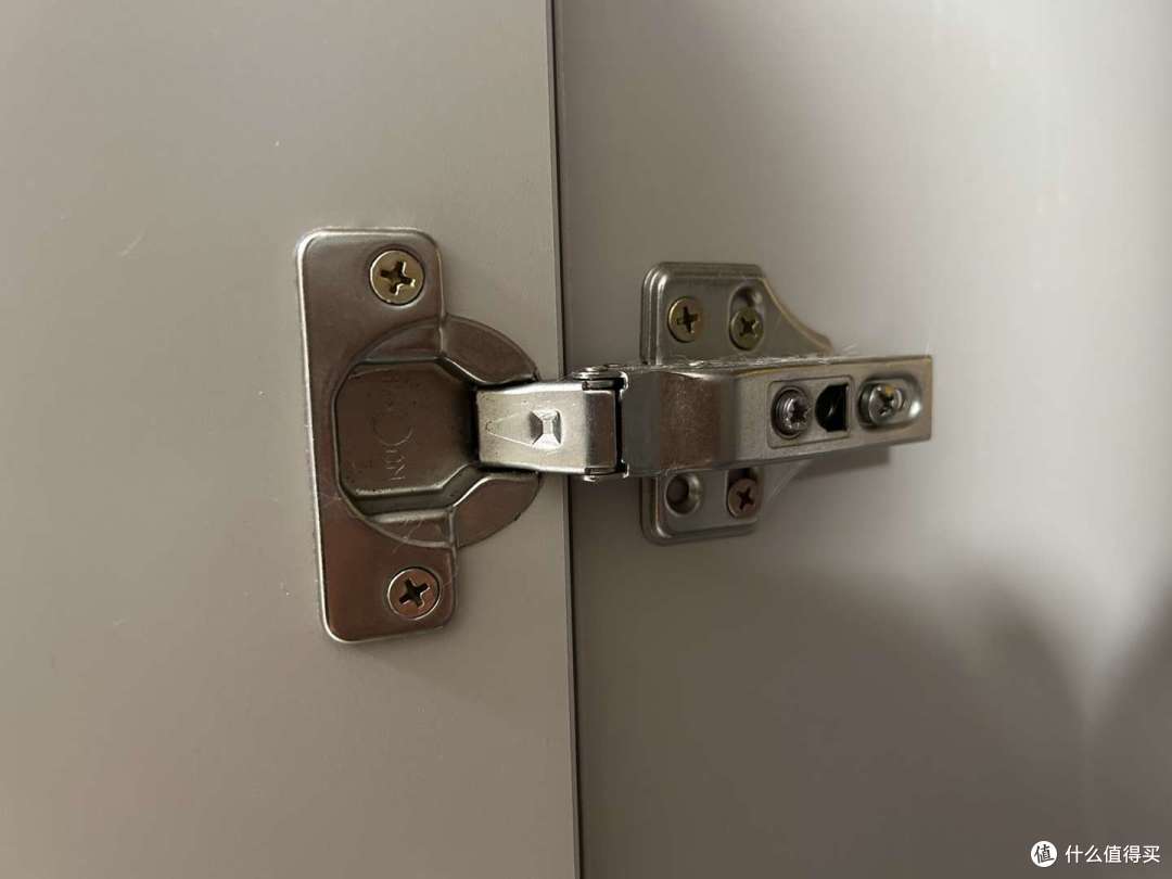 立柜等家具倾倒致伤事件频发,有哪些安全隐患容易被忽视?