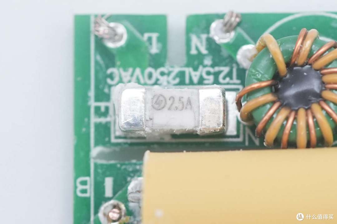 拆解报告：SCUD飞毛腿30W 1A1C大冰块氮化镓充电器