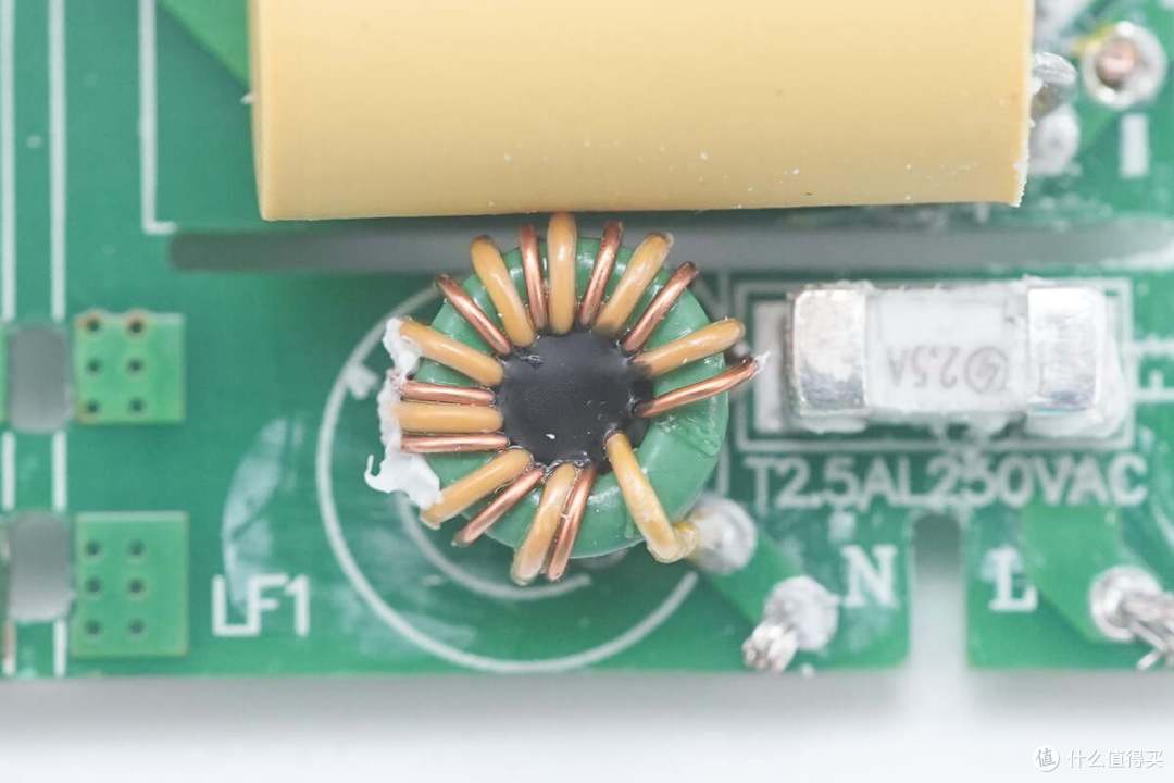 拆解报告：SCUD飞毛腿30W 1A1C大冰块氮化镓充电器