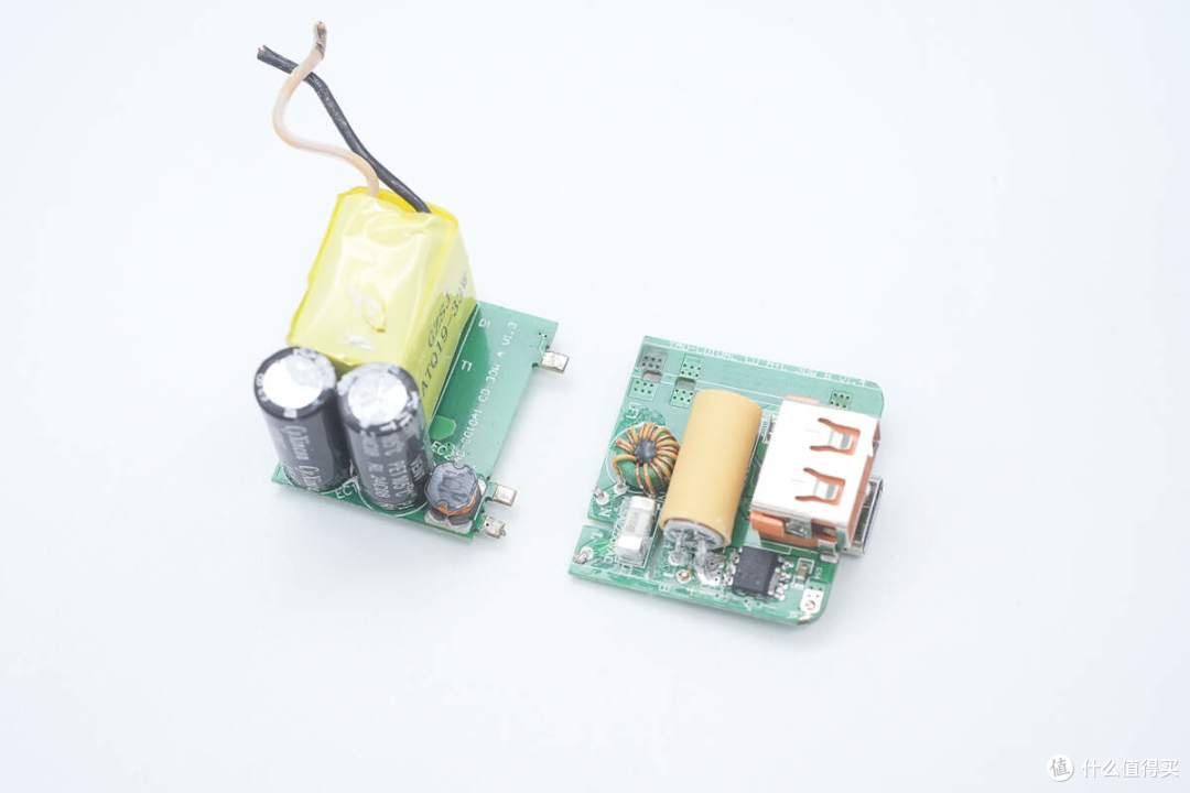 拆解报告：SCUD飞毛腿30W 1A1C大冰块氮化镓充电器
