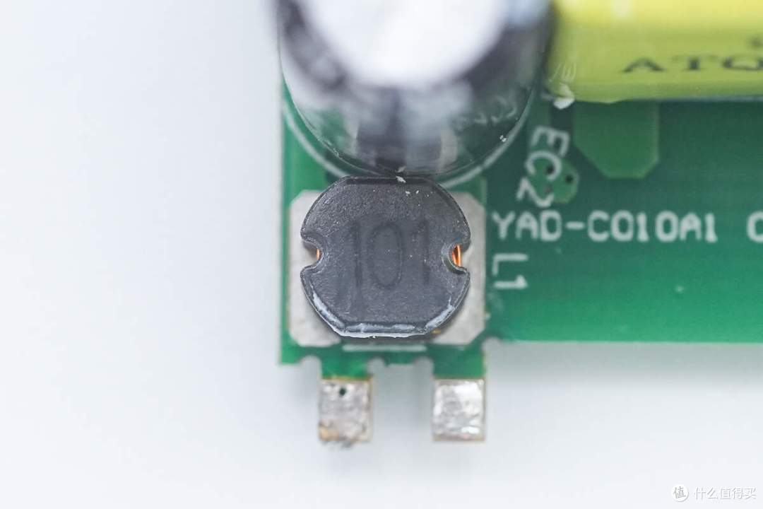 拆解报告：SCUD飞毛腿30W 1A1C大冰块氮化镓充电器