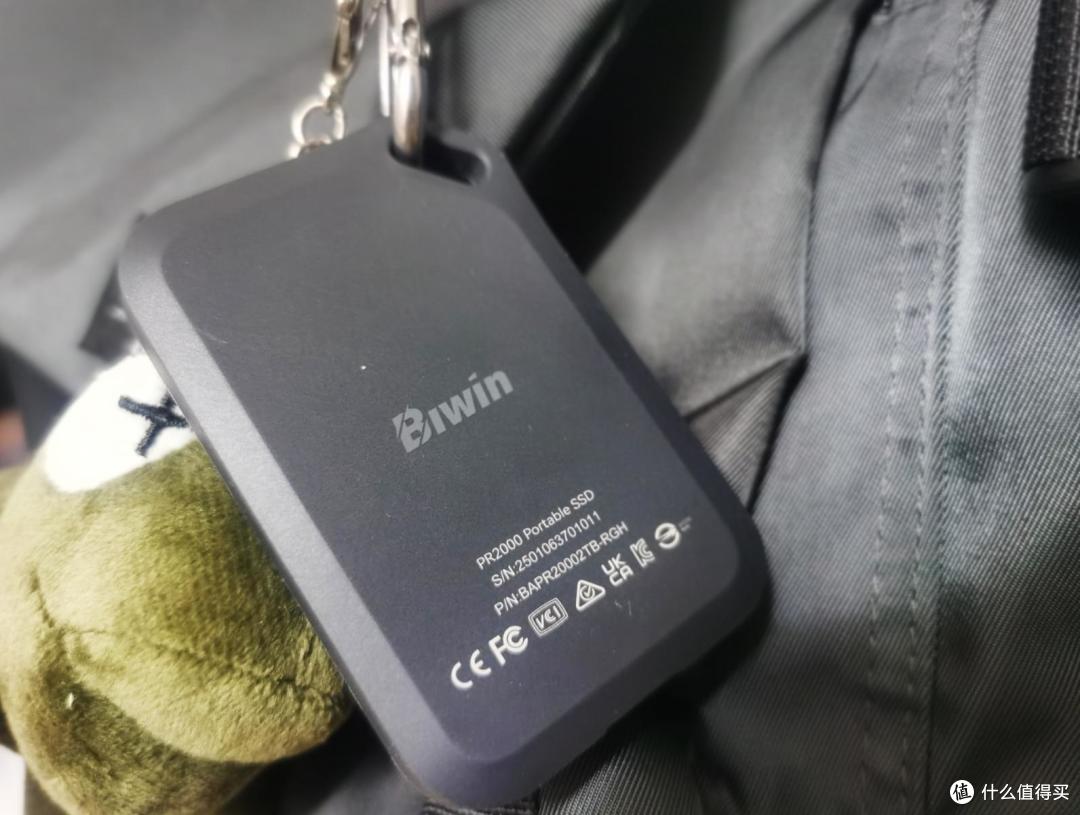 户外拍摄新利器!佰维 PR2000 探险家移动固态硬盘评测:速度惊人