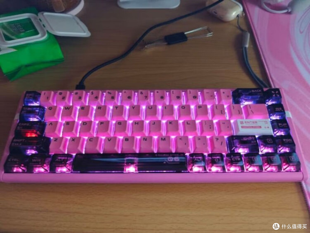 我的办公搭子：粉色机械键盘，工作中的一抹绚丽色彩