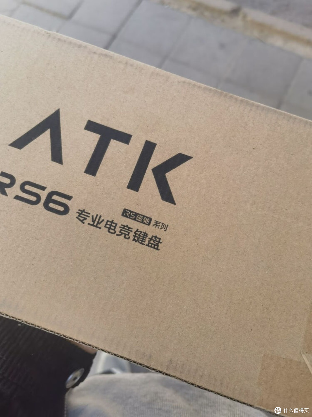 我的办公搭子：粉色机械键盘，工作中的一抹绚丽色彩