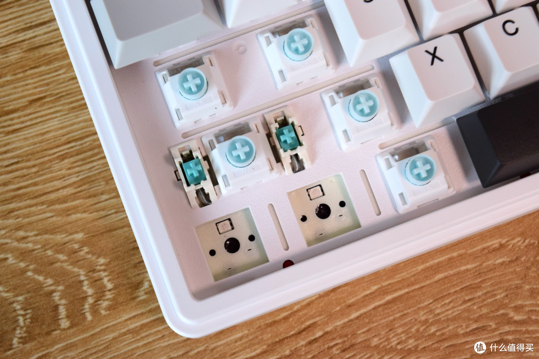 国产键盘也能玩转AI?RK R87PRO AI四模机械键盘评测