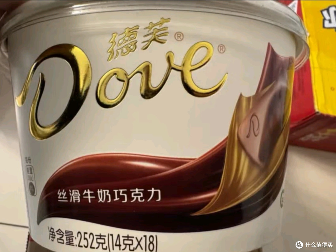 唤醒味蕾的春季限定:德芙丝滑牛奶巧克力,驱散春困的甜蜜魔法
