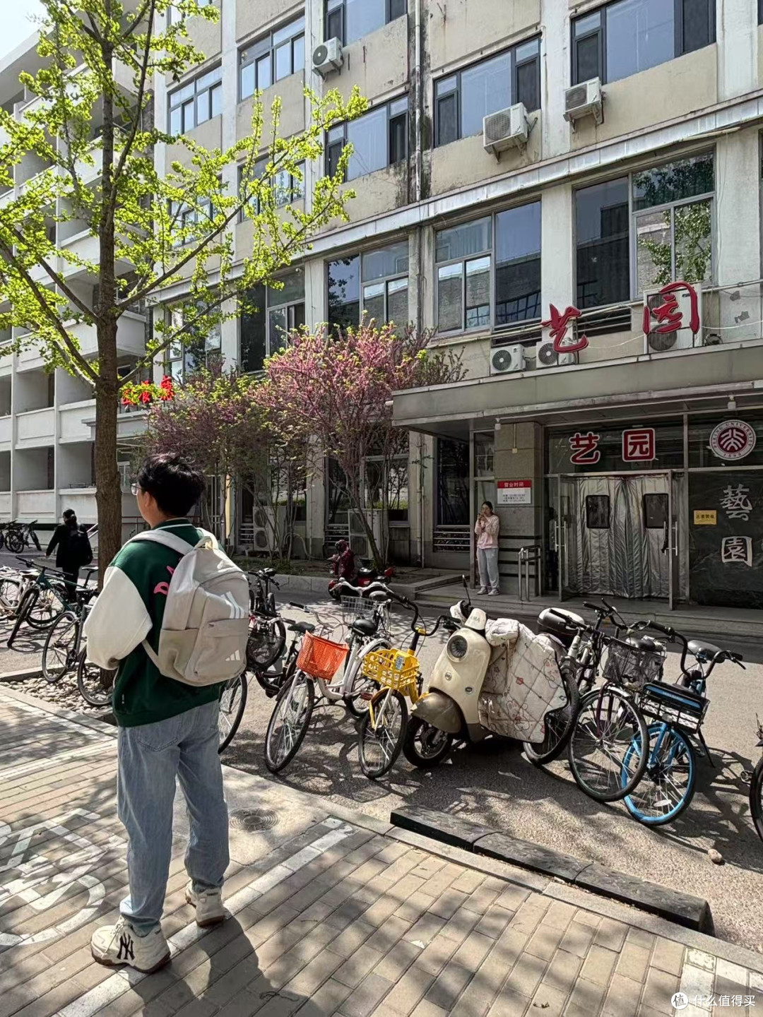 青春不设限！白色阿迪双肩包，大学生活的全能拍档