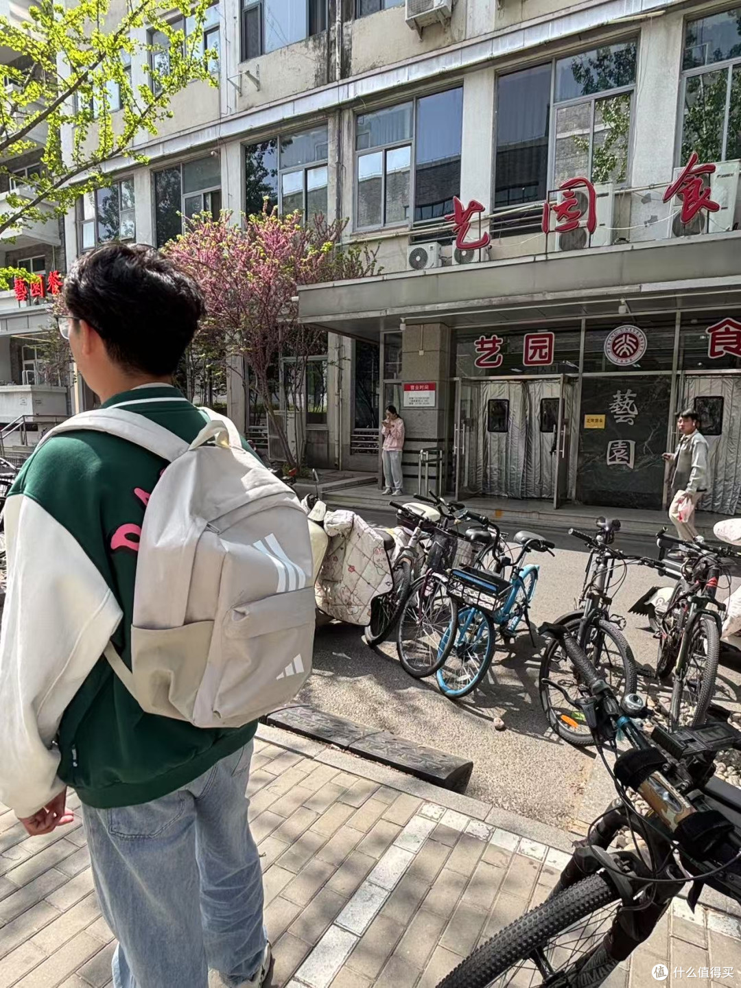 青春不设限!白色阿迪双肩包,大学生活的全能拍档