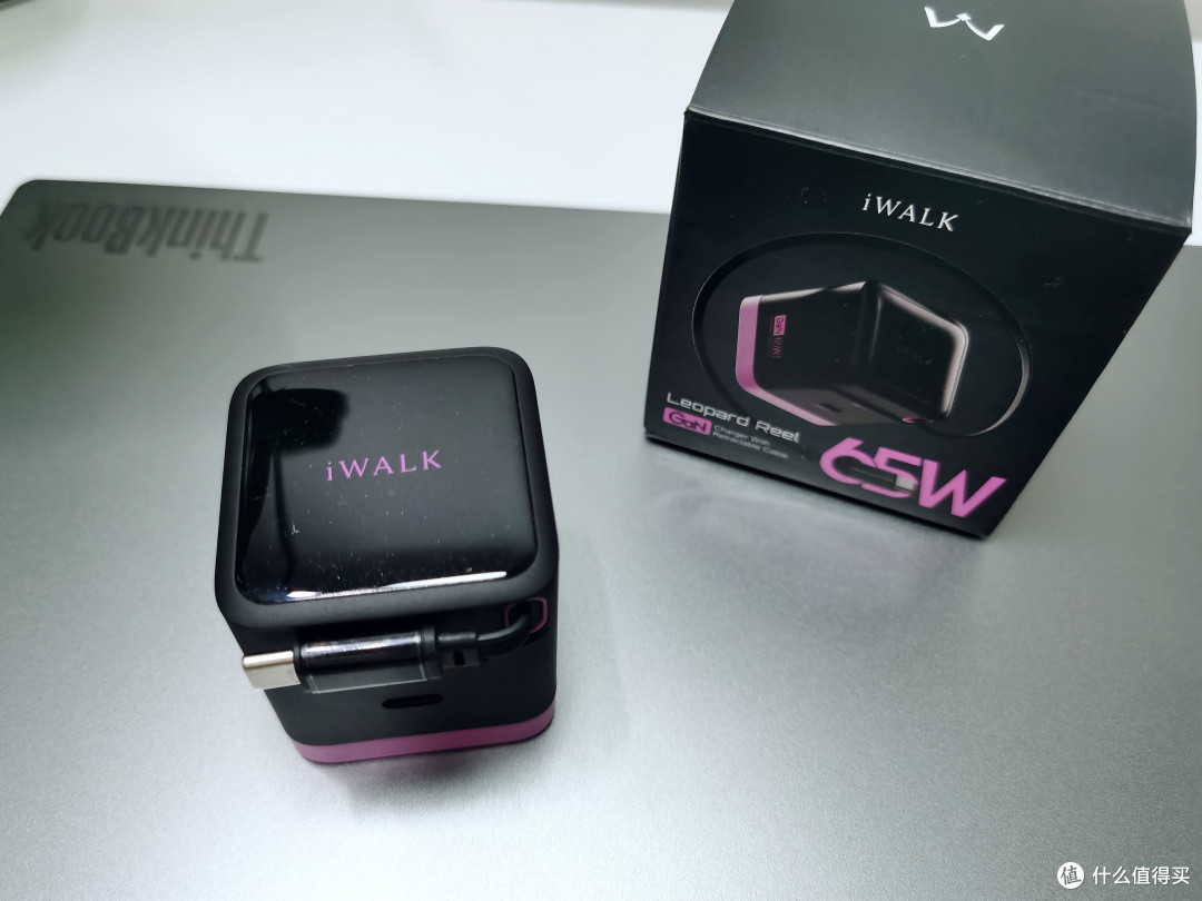 出门带iWALK爱沃可65W氮化镓自带C口伸缩充电头就够了