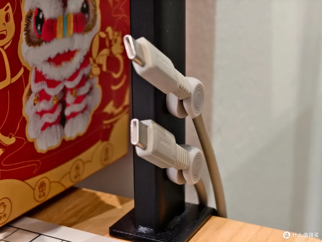 开箱刀可以直接磁吸在板上，徽章可以直接别在孔里，数据线加上磁吸固线器也能吸附到金属支柱上。