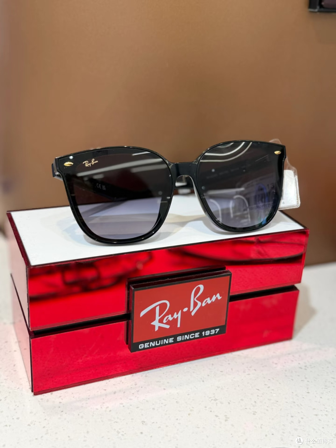 Ray-Ban蛇年限定RB4423D：东方美学与实用设计的融合