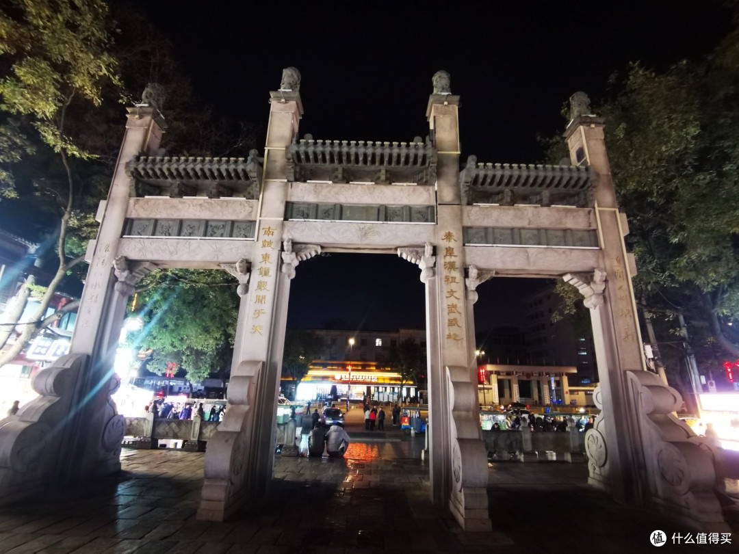 西安回民街：美食与文化的交融