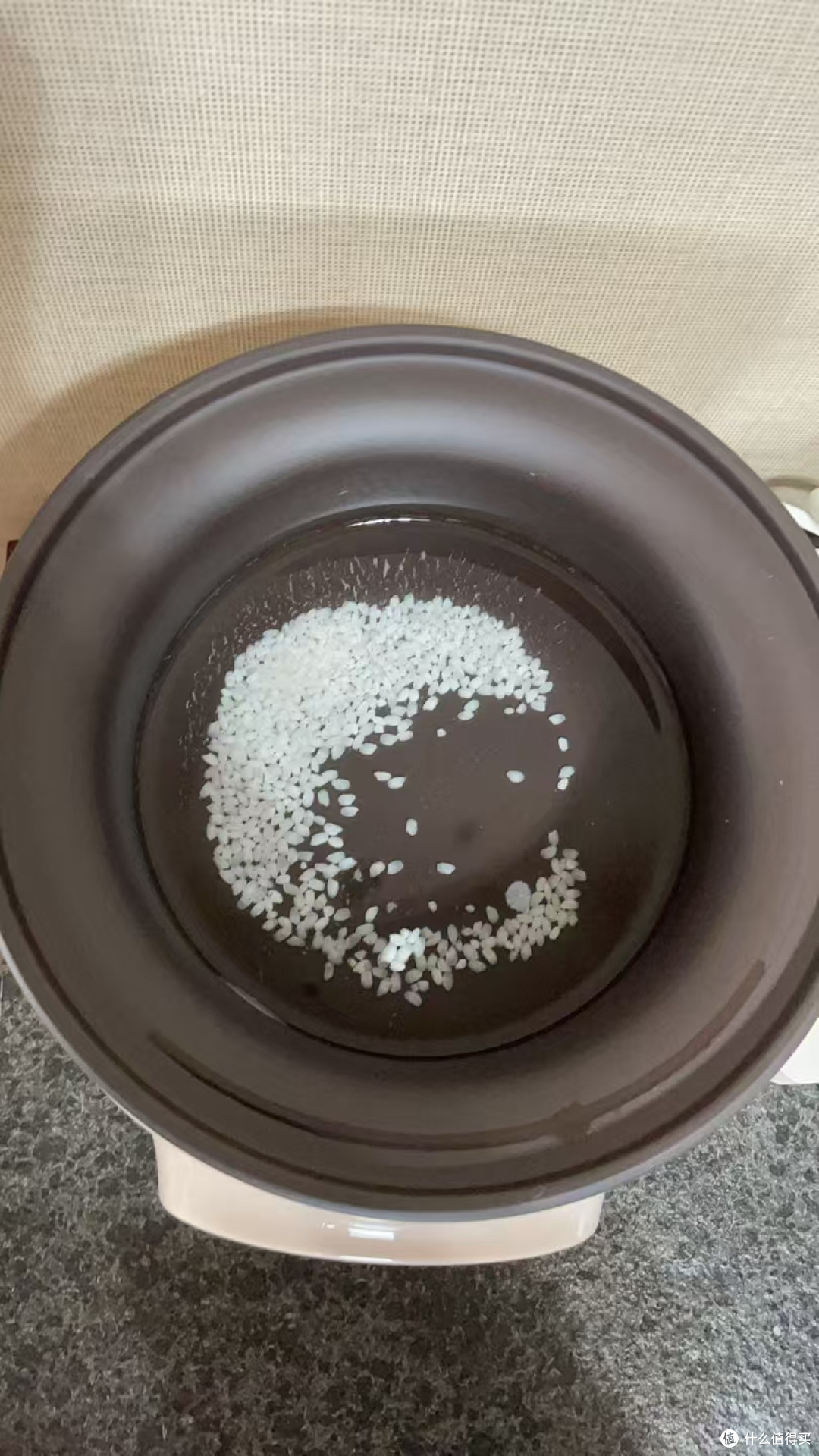 这是宝宝粥模式煮了1小时候，打开盖子的样子。锅体摸起来有热度，水面开始飘一丢丢白沫