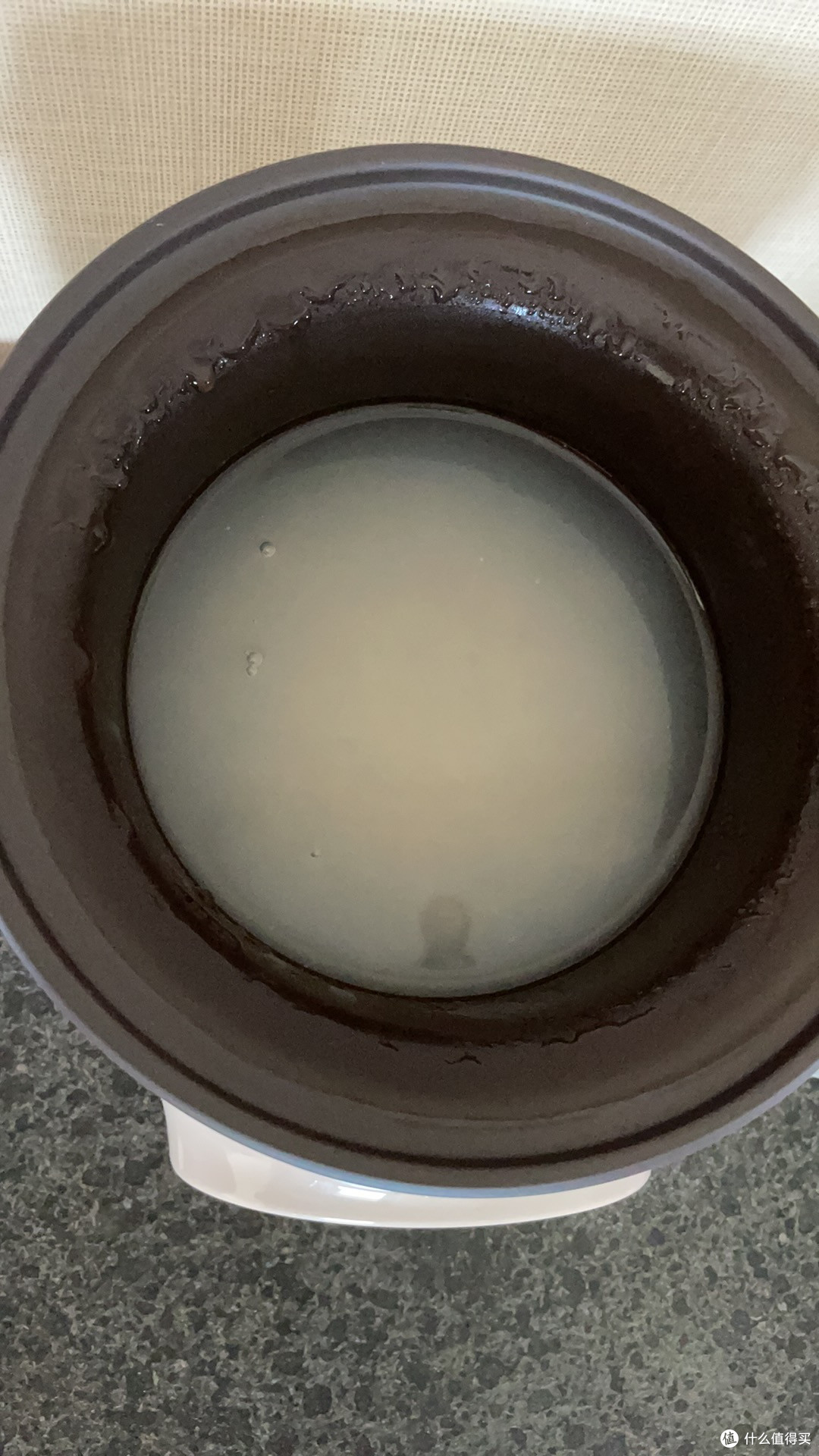 这是宝宝粥模式2.4小时加3小时后的状态，米粒膨胀了但形未散，水不再清略有粘稠感。