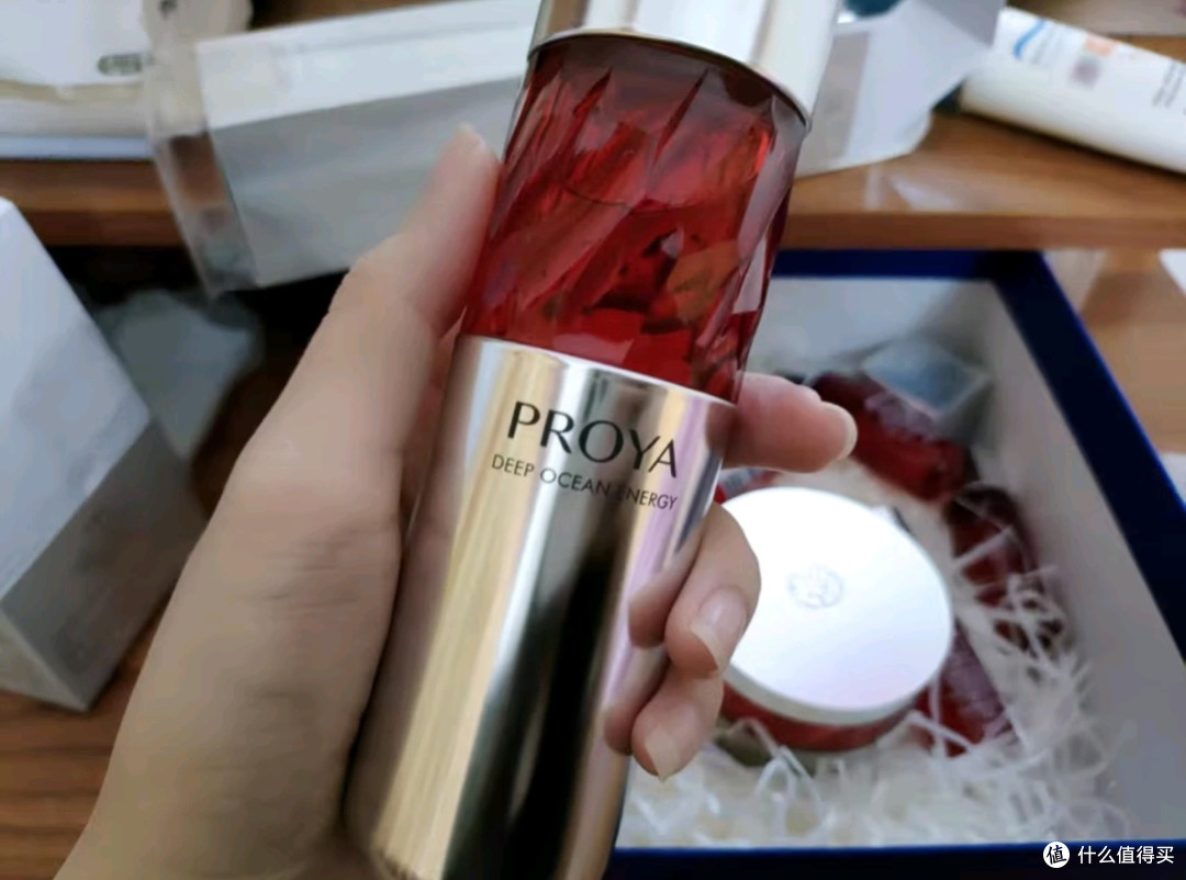 珀莱雅红宝石水乳轻润霜，肌肤的抗老宝藏。