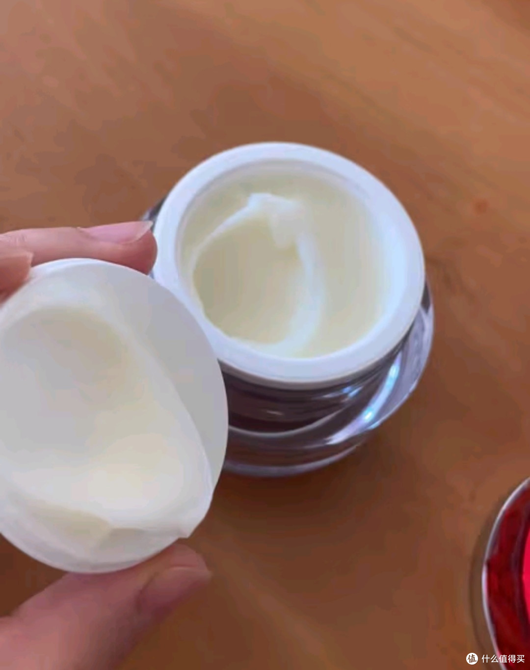 珀莱雅红宝石水乳轻润霜，肌肤的抗老宝藏。