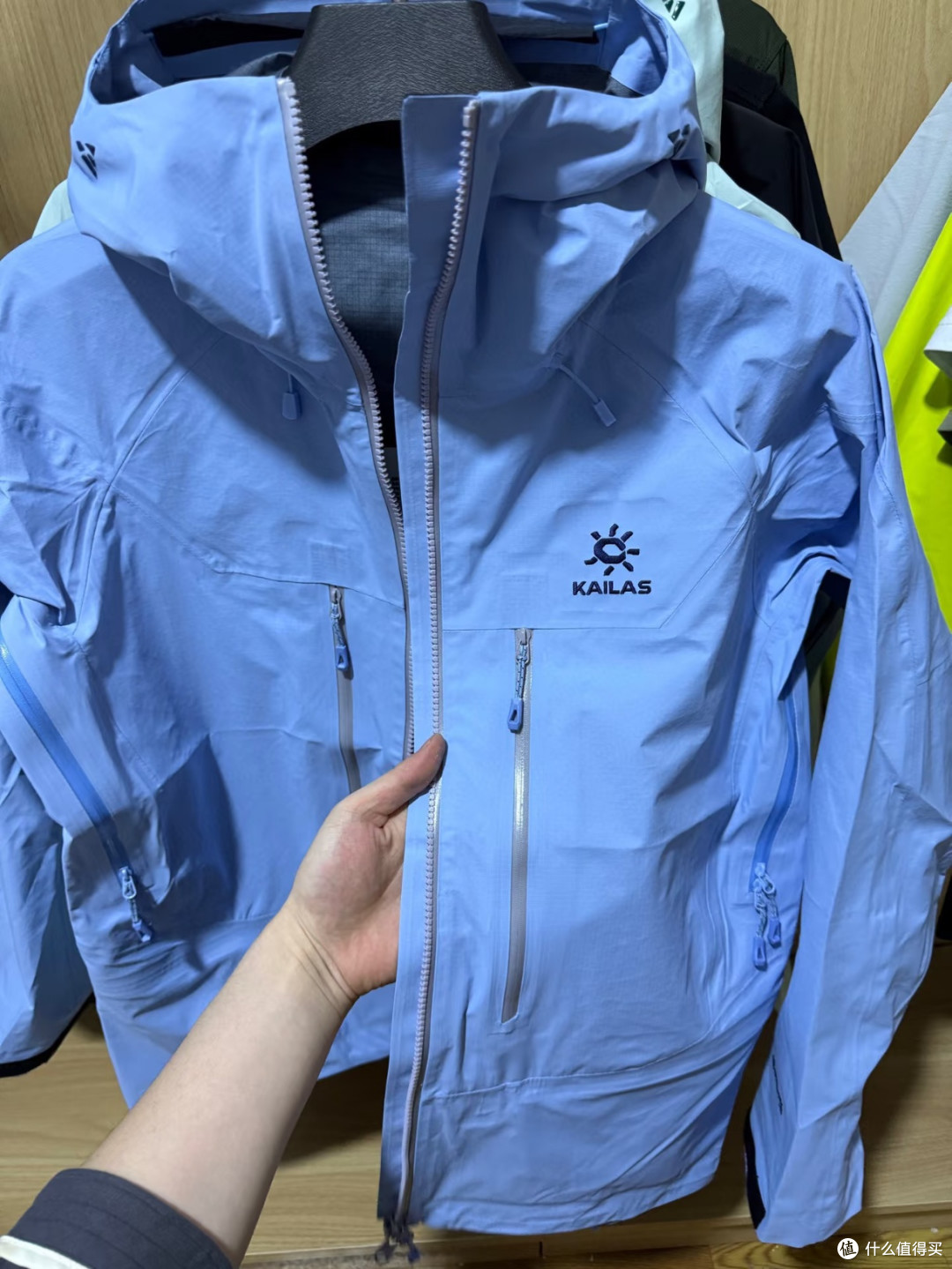 细节控必看：这件硬壳如何应对8级风+零下15℃