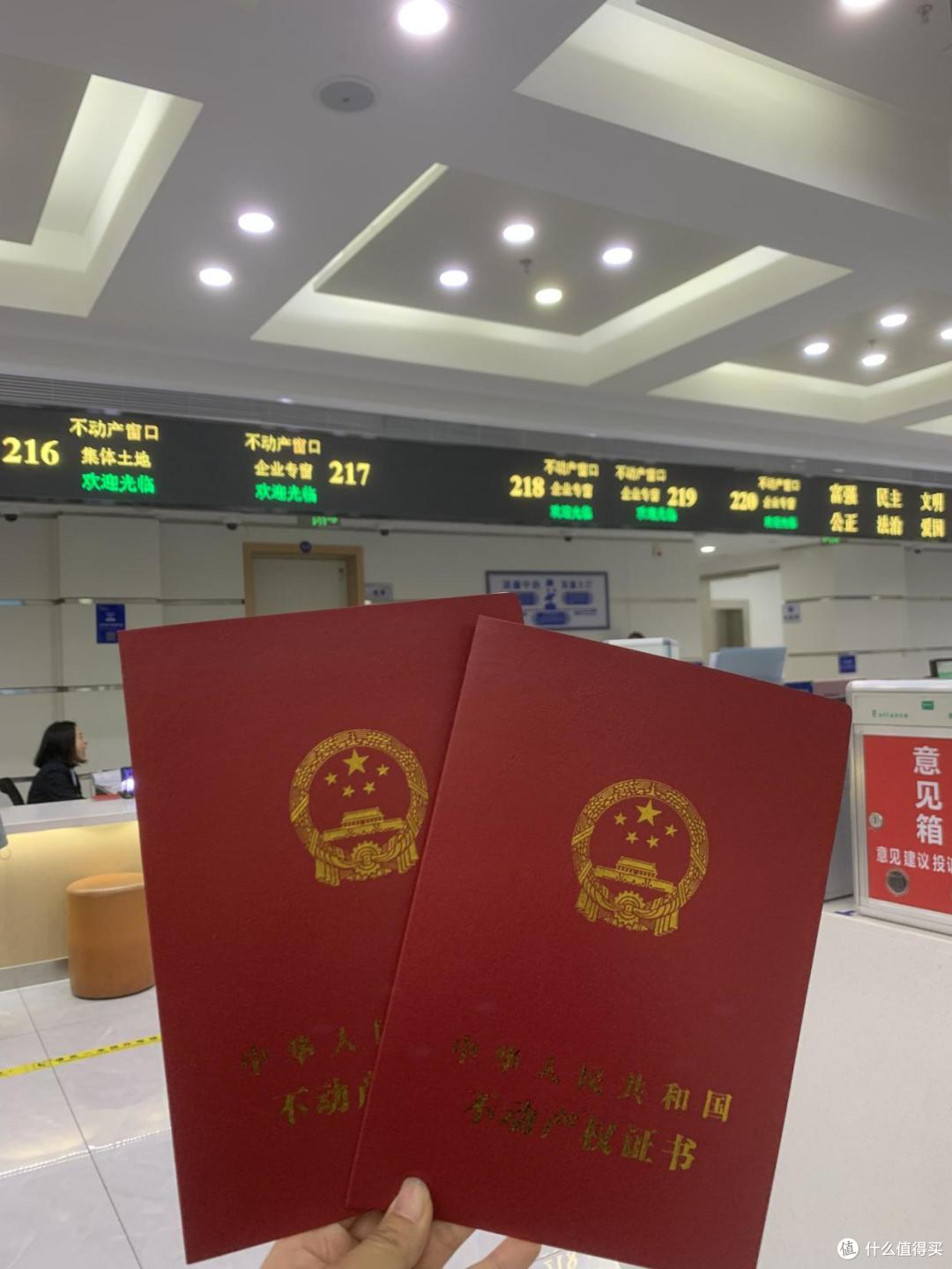房子70年后归谁?国家明确回应,专家建议:房产证不要写夫妻名字