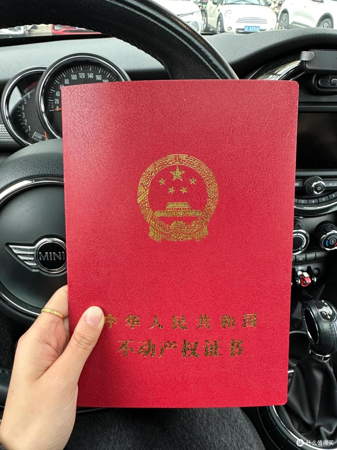 房子70年后归谁?国家明确回应,专家建议:房产证不要写夫妻名字