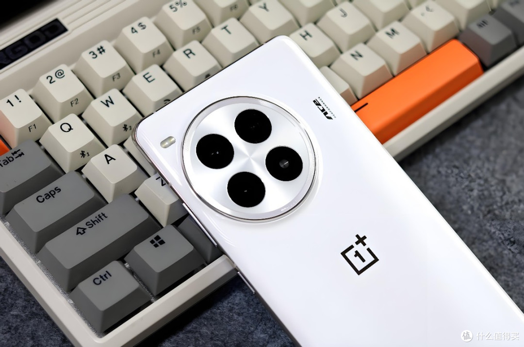 什么手机敢用24GB+1TB+陶瓷，还不到三千？它做到了！