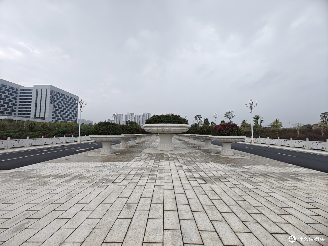 进入校门后要过一座桥