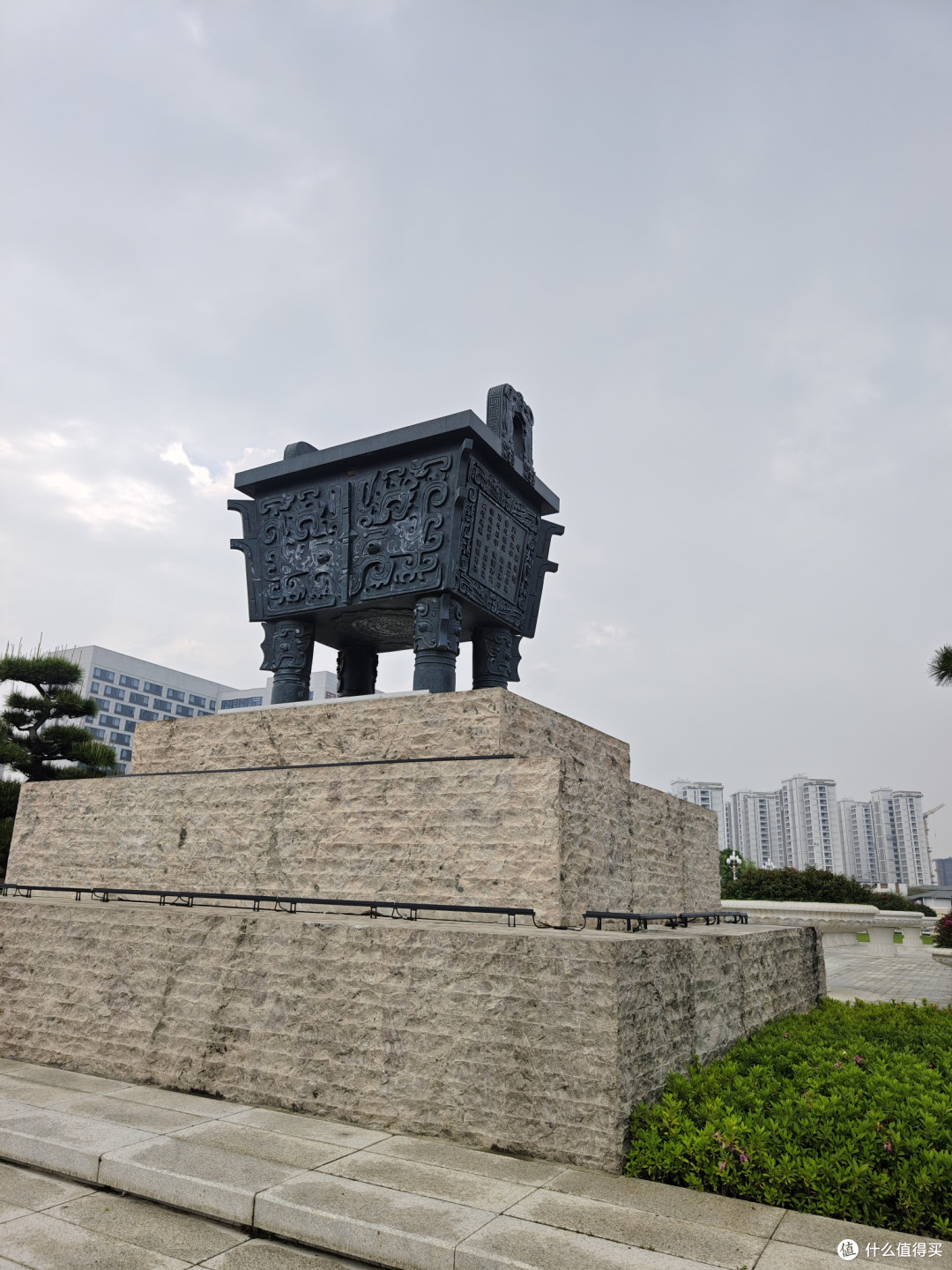 桥的尽头有一座大鼎