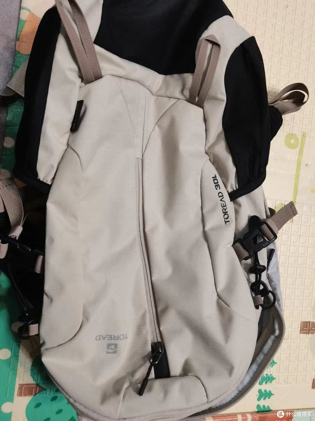探路者30L登山包:户外探险新伴侣
