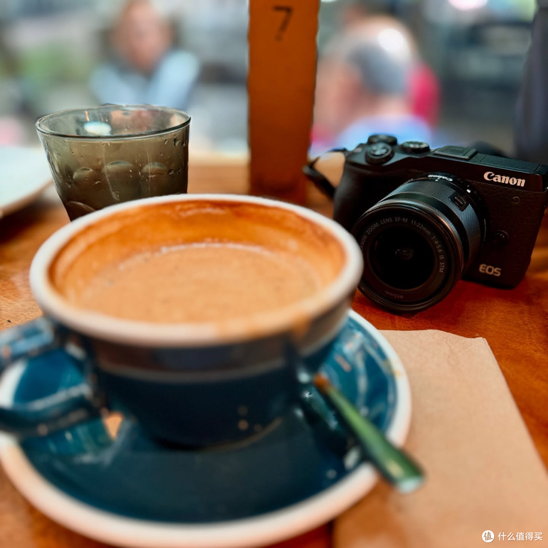 佳能新品Powershot V1 vs R50V:相机界的“大小内战”怎么选?