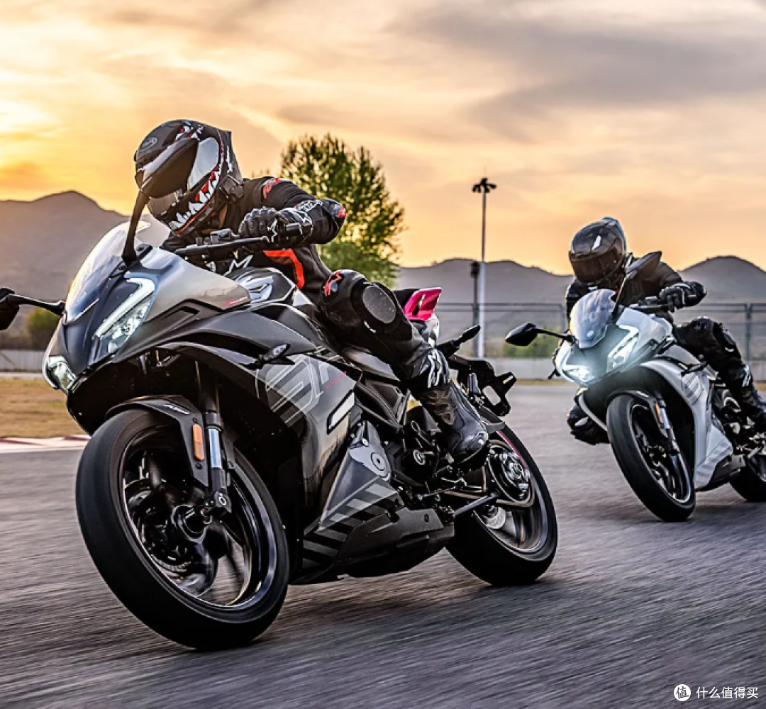 2025款春风250SR单摇臂版摩托车