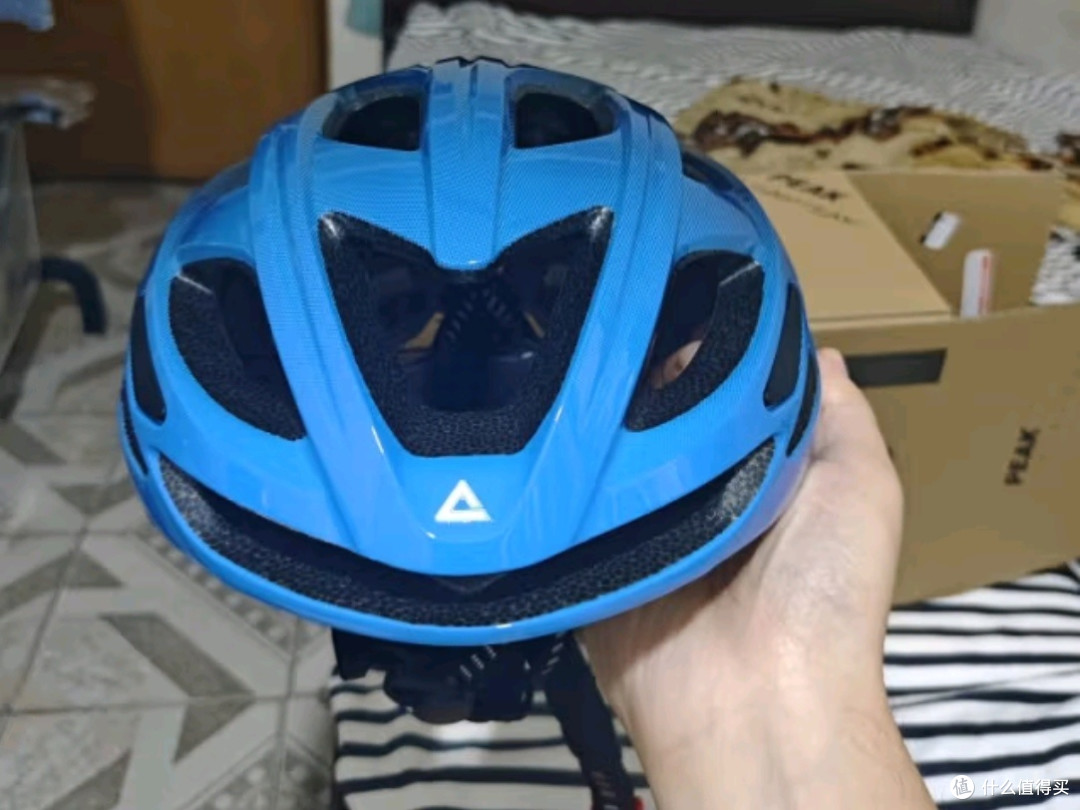 匹克骑行头盔:渐变蓝色经典款,安全与时尚的完美融合