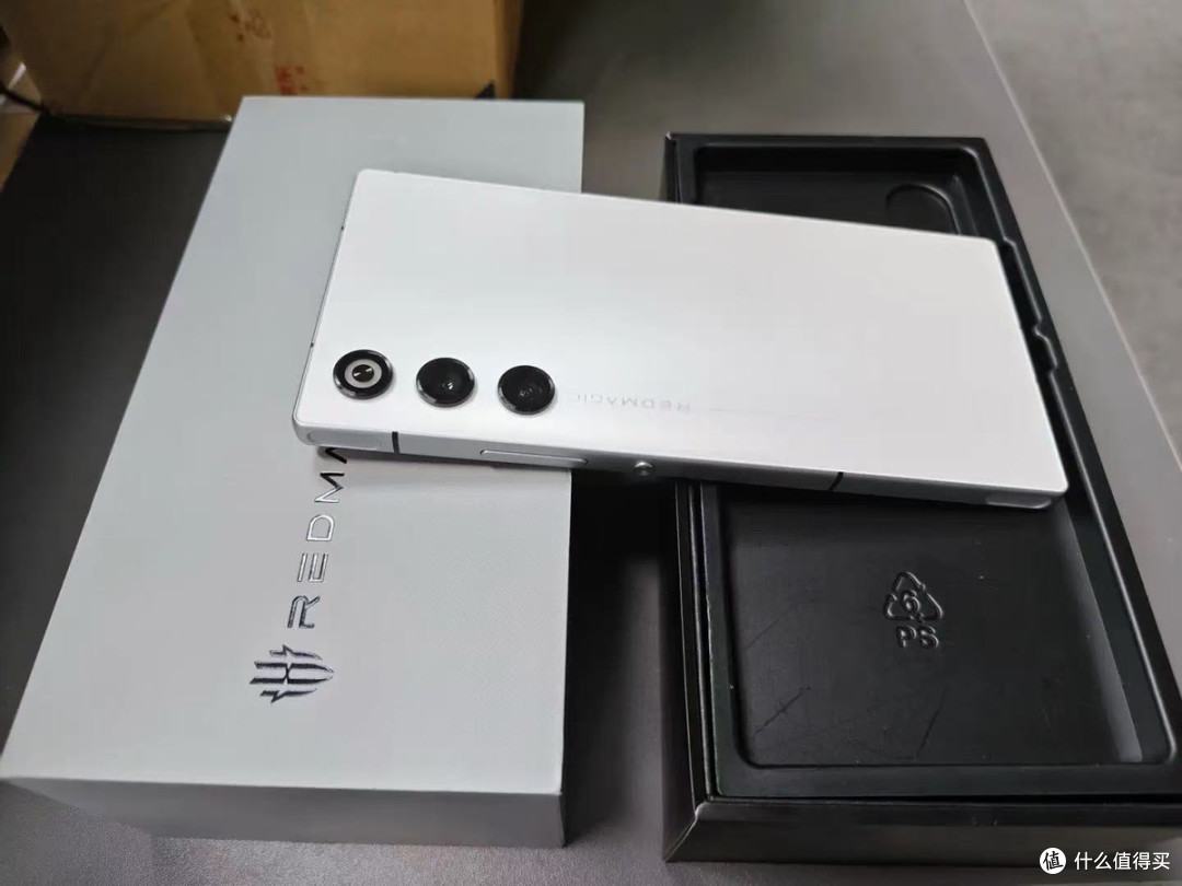 轻薄机身藏猛兽,6000mAh+骁龙8Gen3打穿一天游戏!