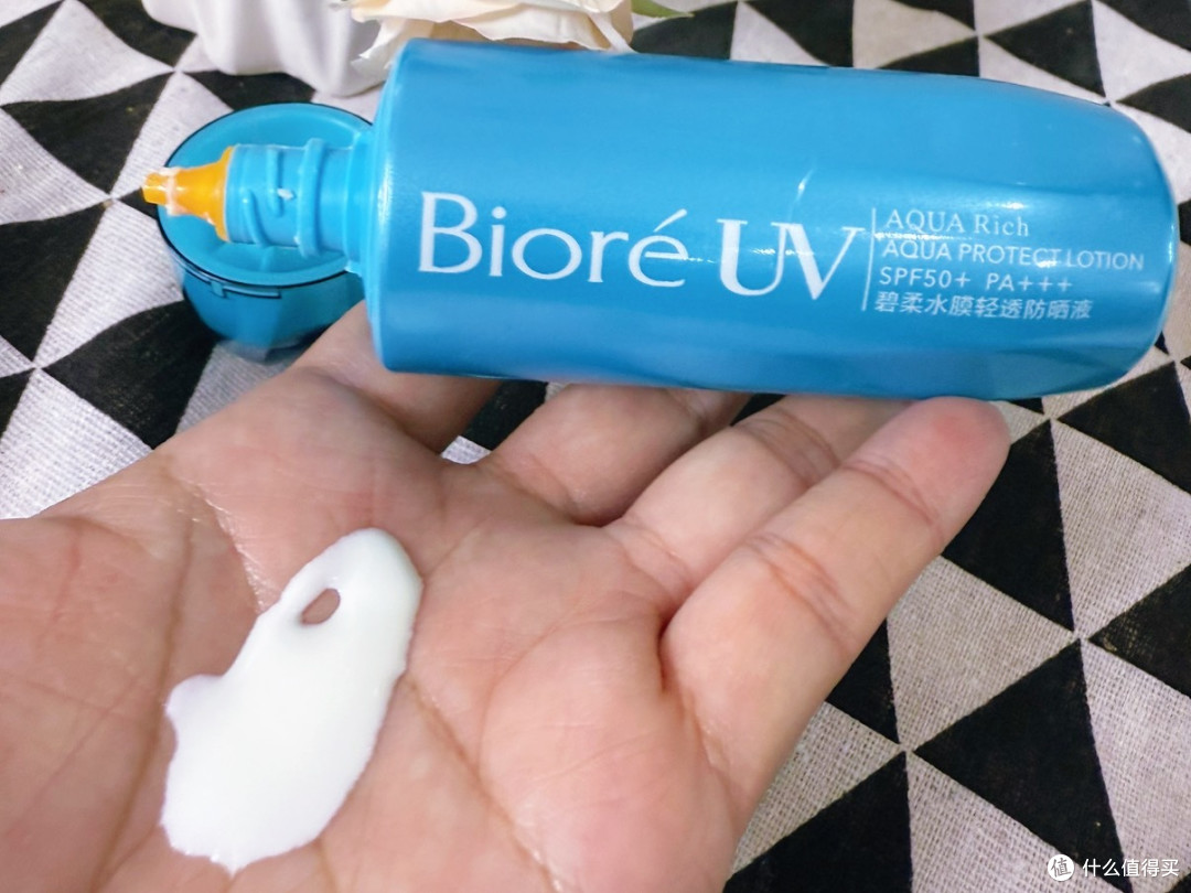 轻薄水感，防晒无忧——碧柔水膜轻透防晒霜助力夏季防晒