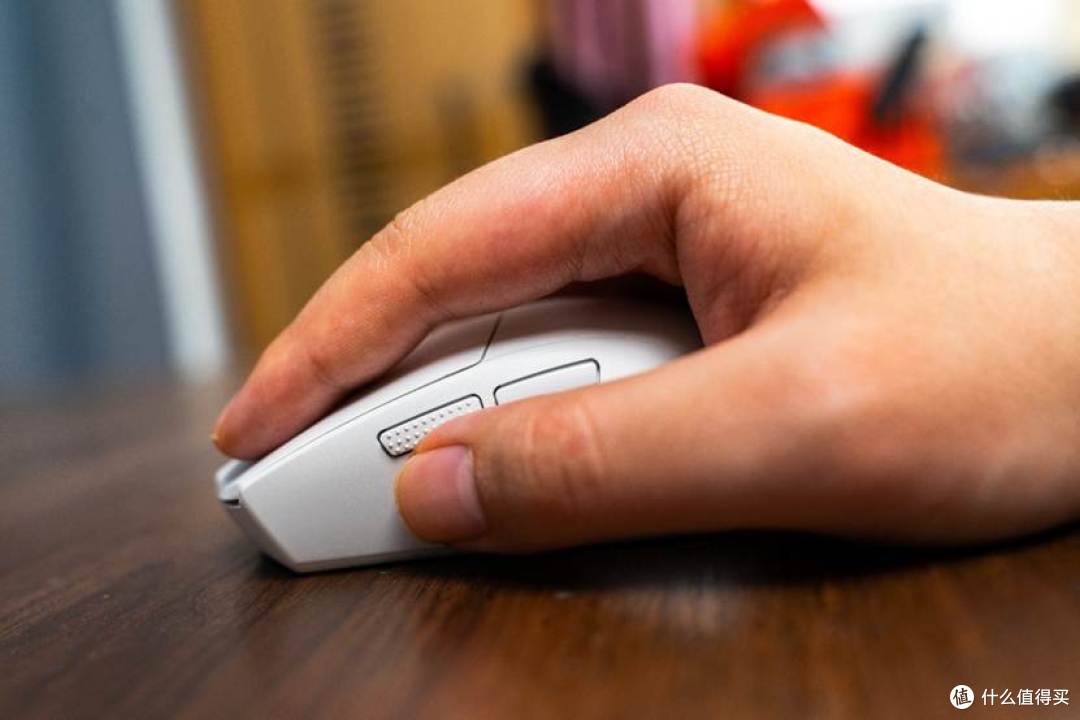 手里的手机  AI 生成的内容可能不正确。