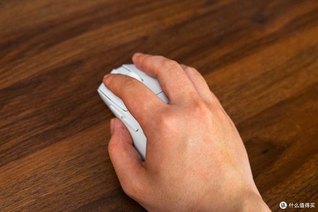 手上戴着戒指  AI 生成的内容可能不正确。