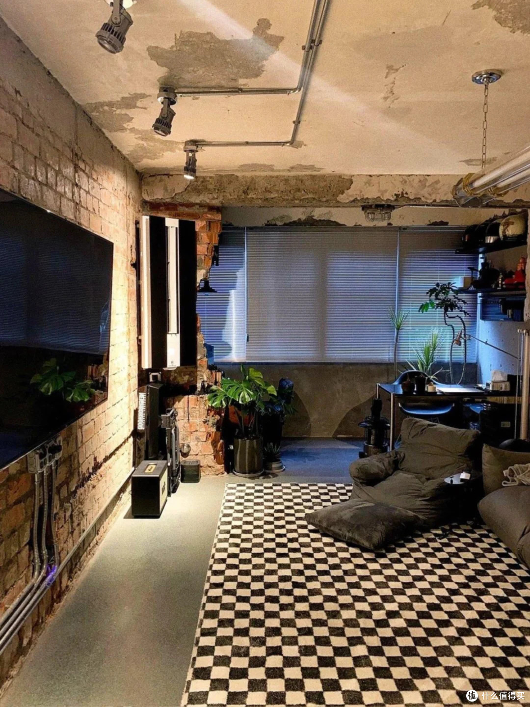 90后姑娘不走寻常路,把家装成“战损风”,网友:妈妈看了要心疼
