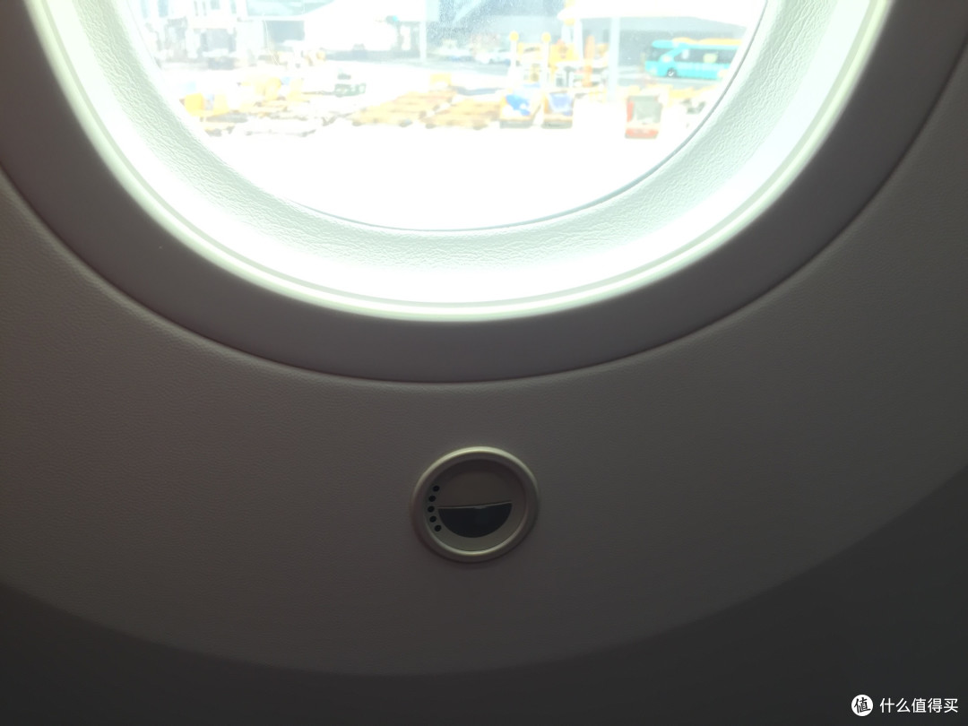 日本航空经济舱豪横餐食,我被哈根达斯征服了,没喝香槟后悔了!