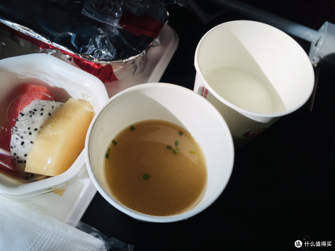日本航空经济舱豪横餐食,我被哈根达斯征服了,没喝香槟后悔了!