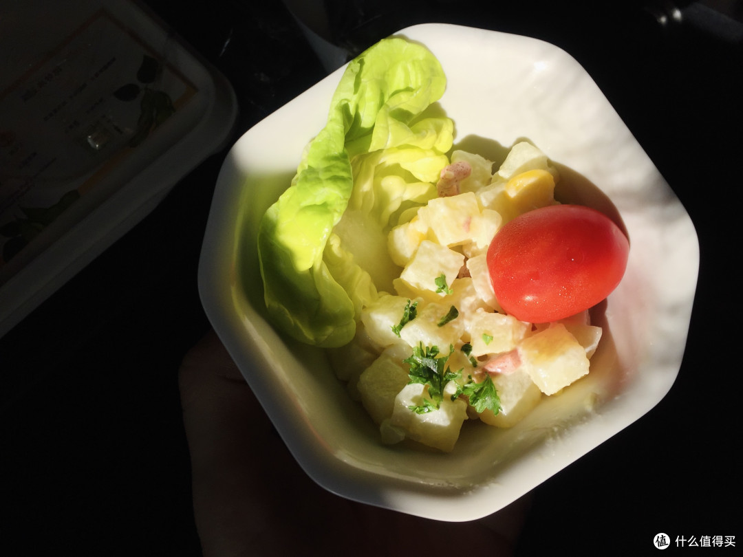 日本航空经济舱豪横餐食,我被哈根达斯征服了,没喝香槟后悔了!