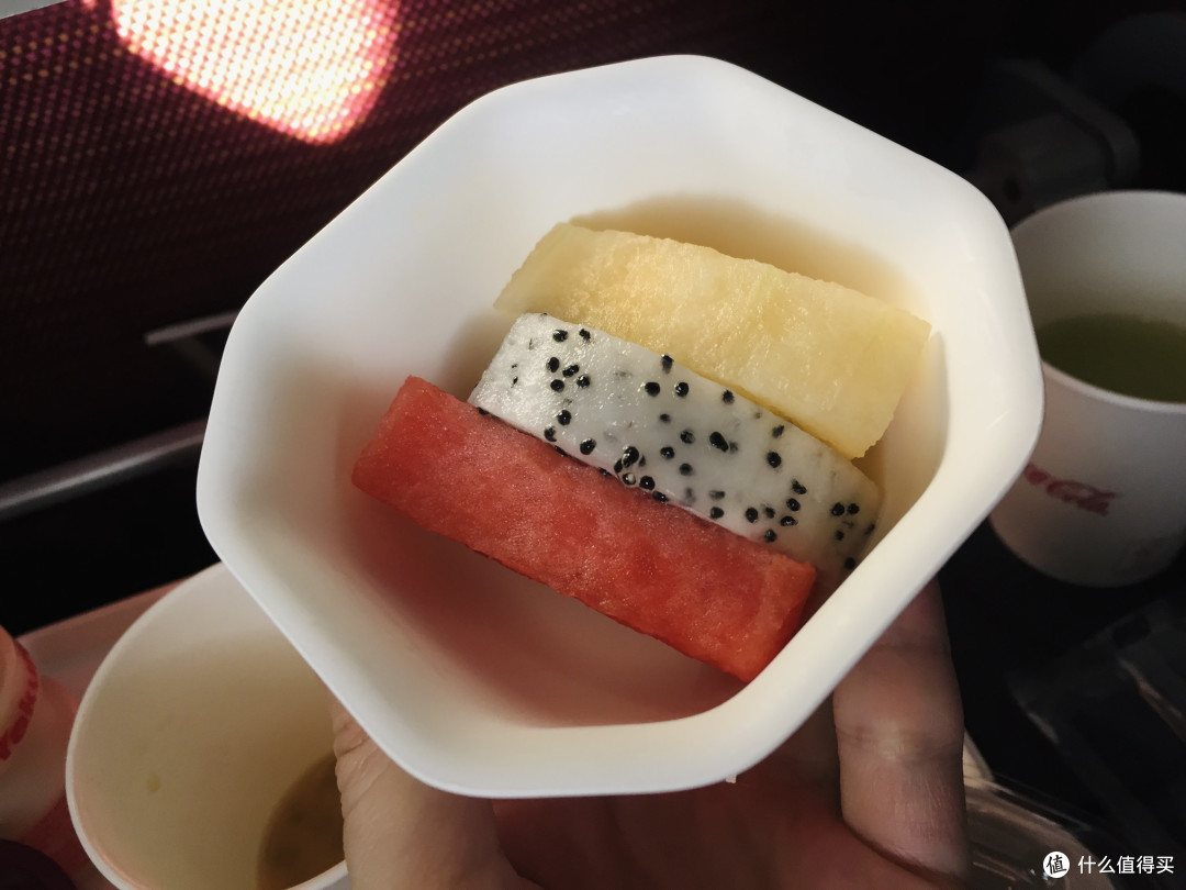 日本航空经济舱豪横餐食,我被哈根达斯征服了,没喝香槟后悔了!