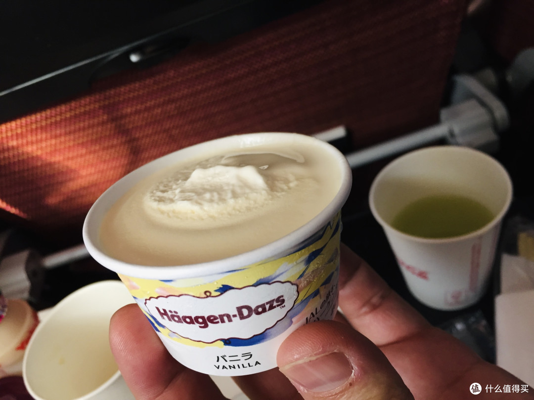 日本航空经济舱豪横餐食,我被哈根达斯征服了,没喝香槟后悔了!
