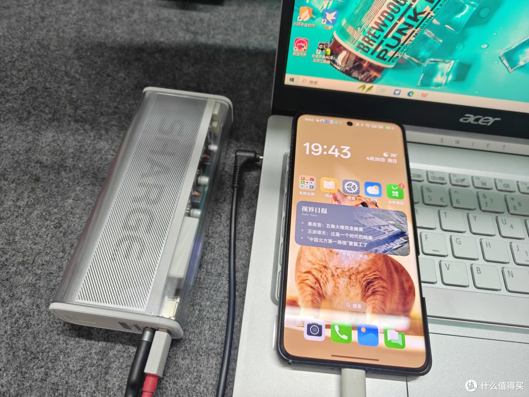 闪极银翼Pro:140W大功率输出,出差党必备的透明机甲移动电源