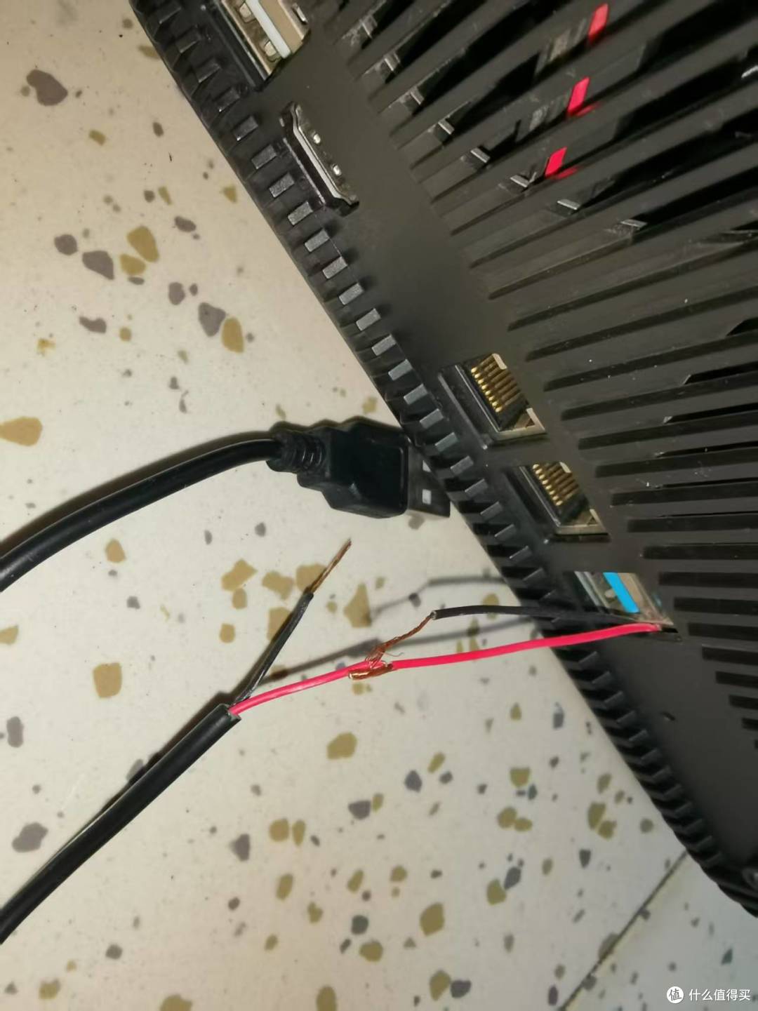 抽了两条线走USB口旁边出来