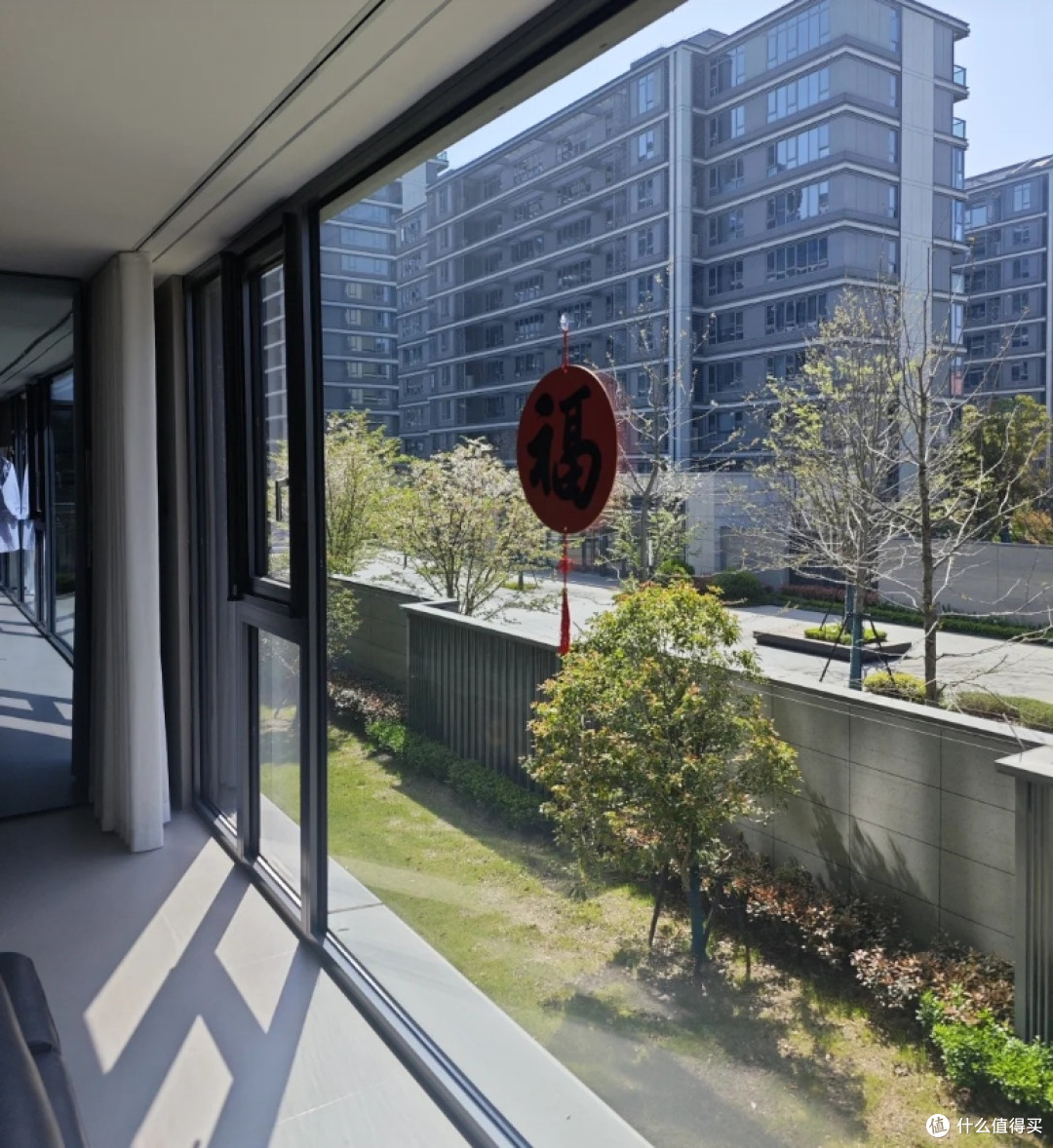 房子买在二楼,住了半年就后悔了,窗外阳光明媚,室内却黑乎乎的
