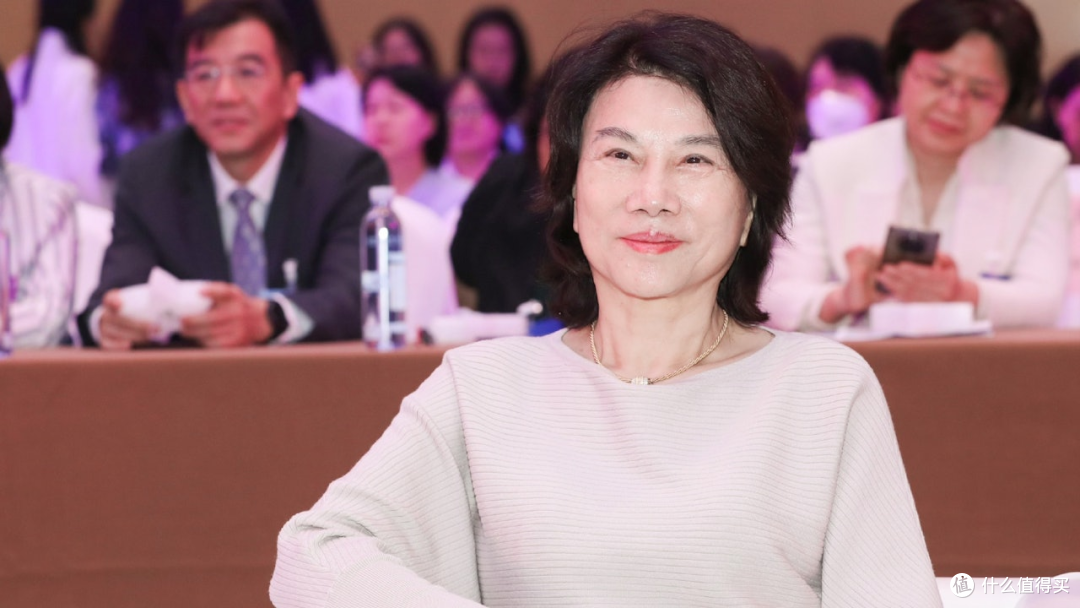 董明珠高票连任格力电器董事,迈入第五个三年任期